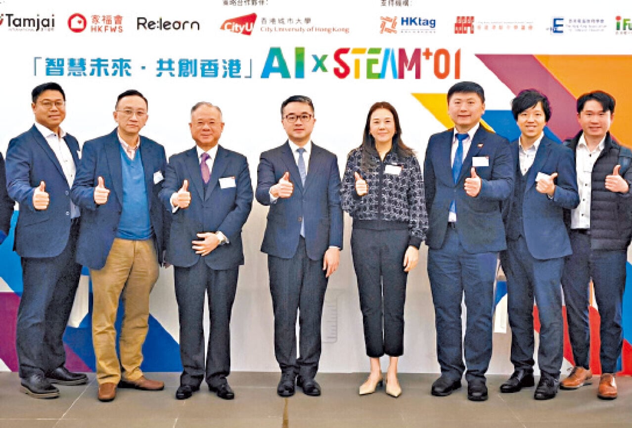 李漢祥在教育研討會上和主禮嘉賓教育局施俊輝副局長及嘉賓合照。