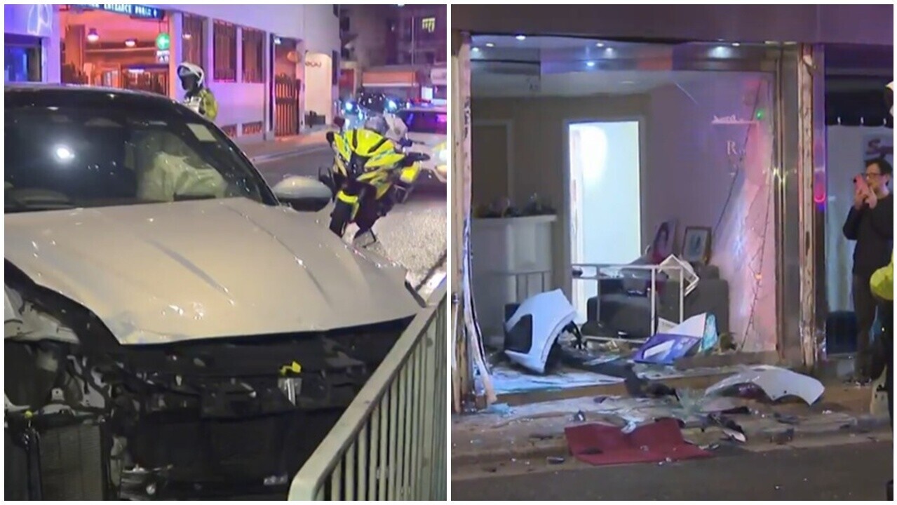 西半山瑪沙拉蒂撞美容店反彈撼欄，司機拒送院。(有線新聞截圖)