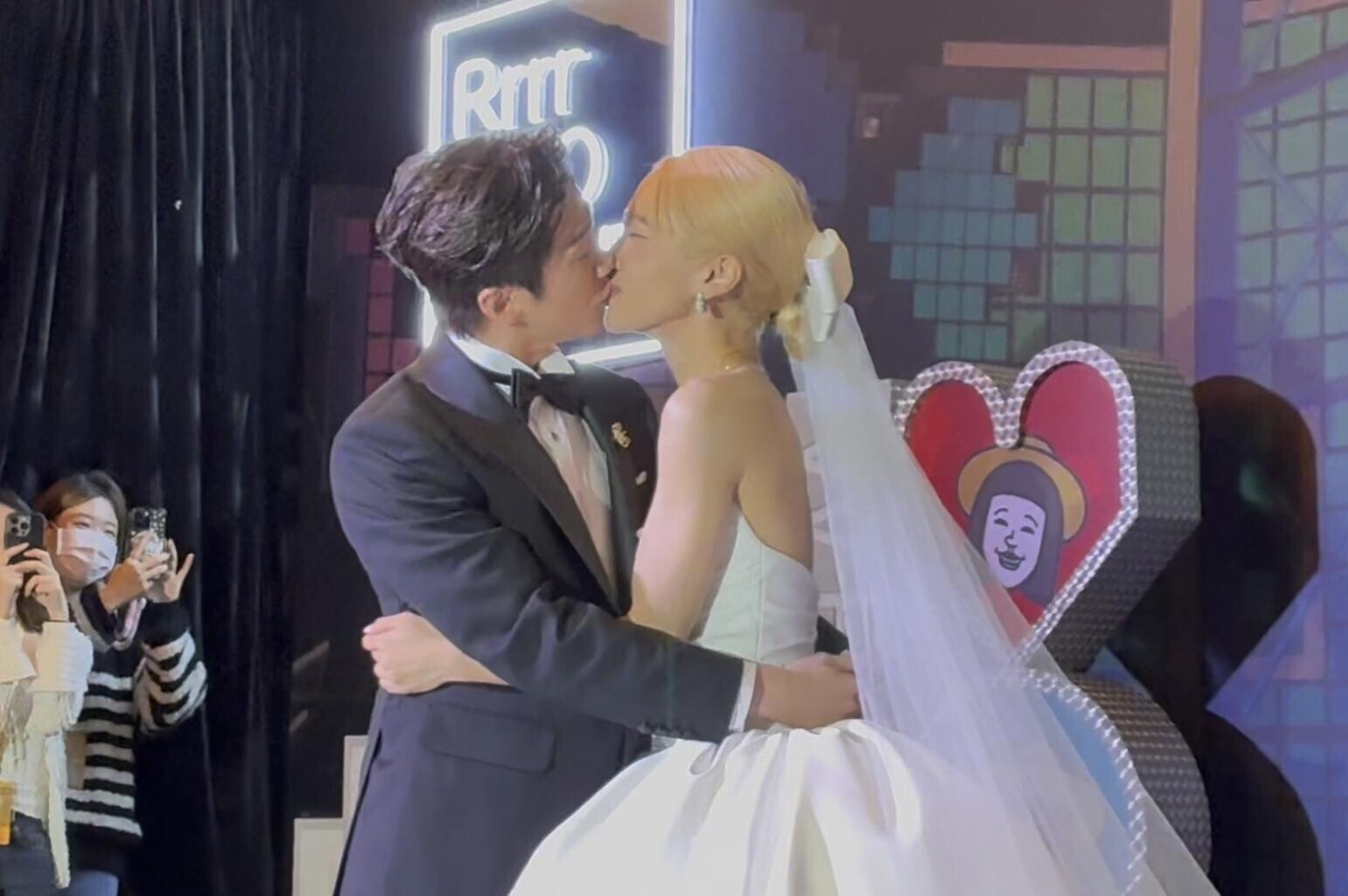 陳漢典在婚禮中親吻Lulu。