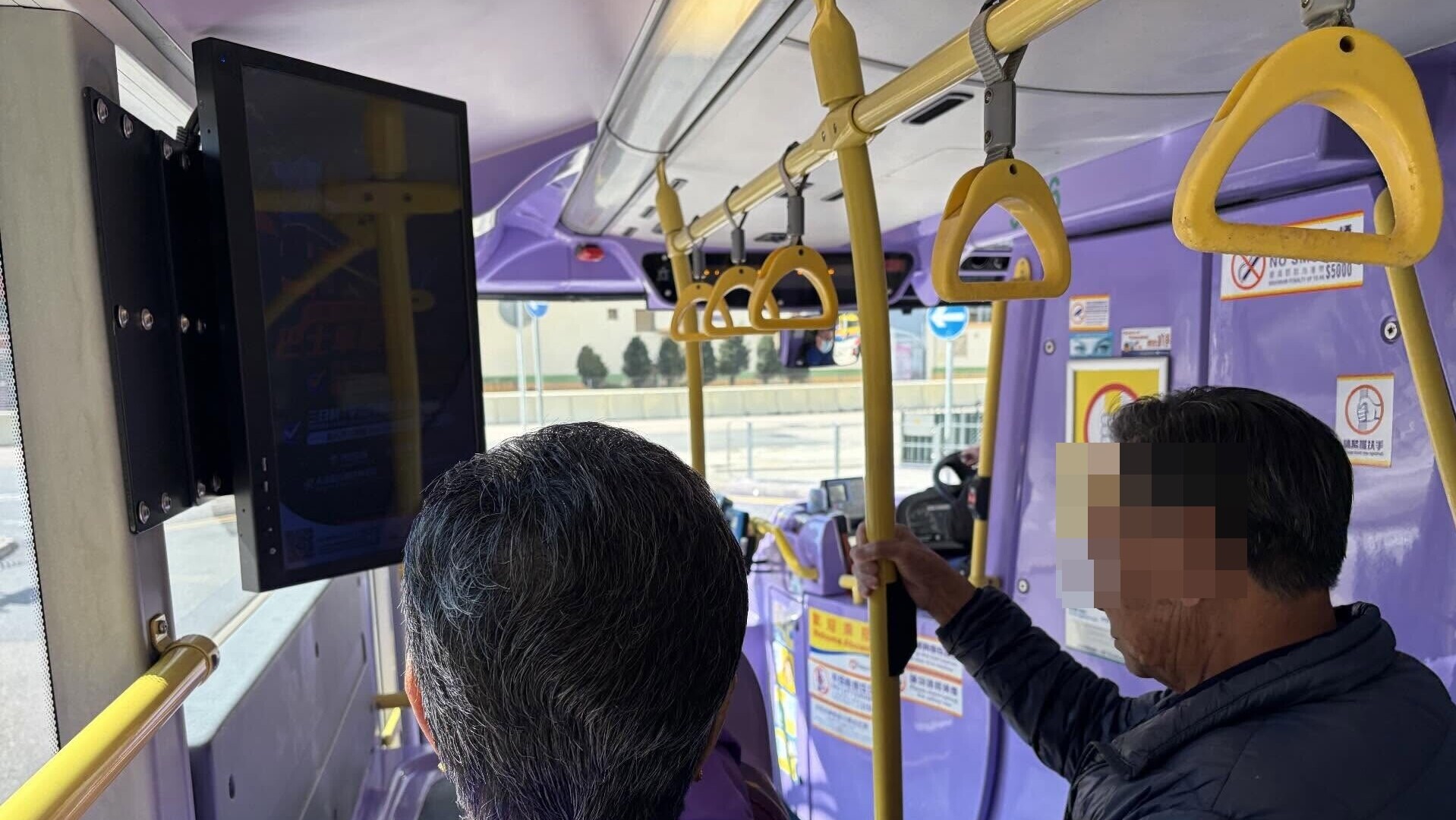 強制巴士乘客佩戴安全帶的新法例生效，城巴內一男一女長者站在輪椅位附近扶着扶手，未有坐下。(Threads)