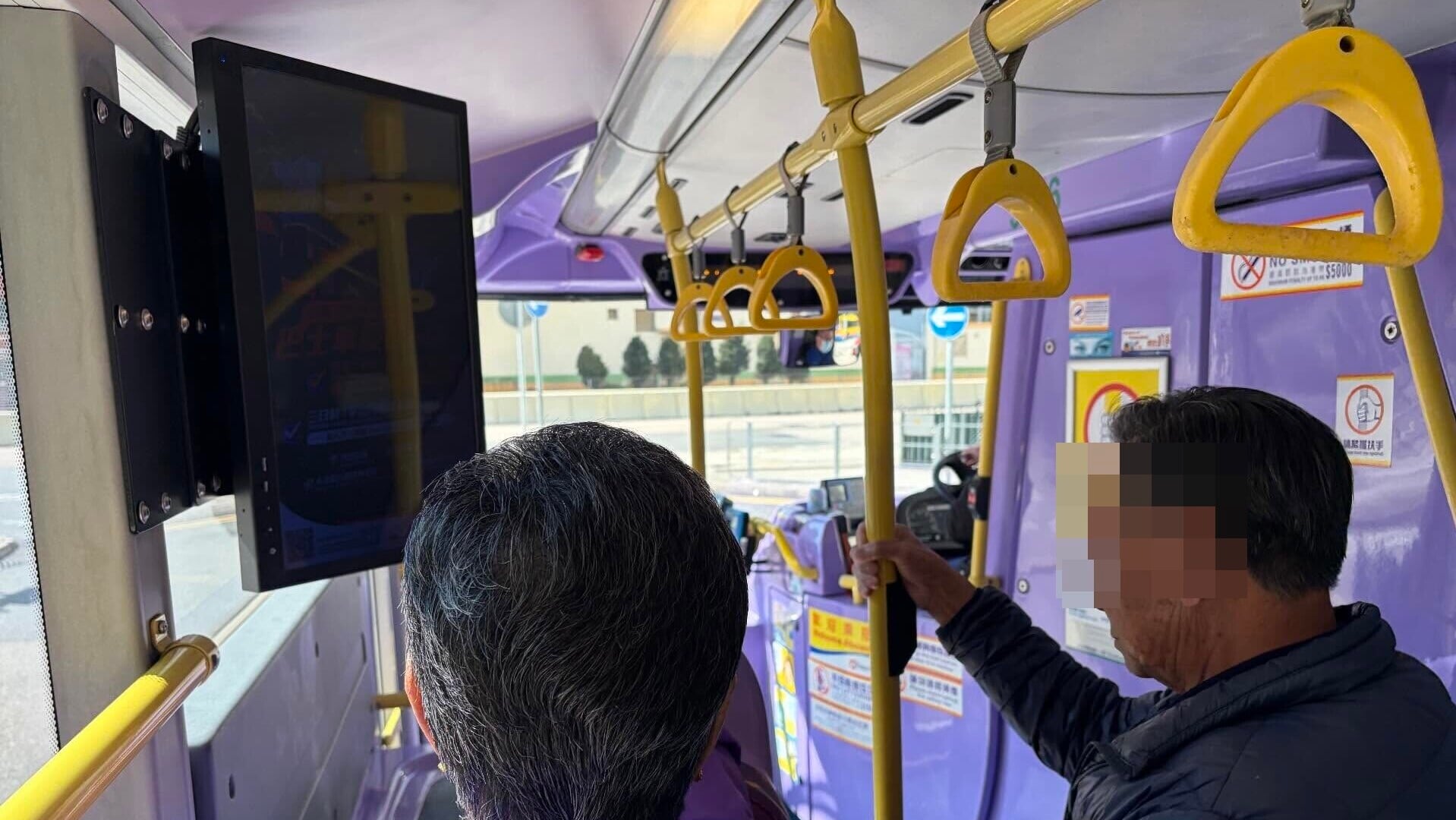 強制巴士乘客佩戴安全帶的新法例生效，城巴內一男一女長者站在輪椅位附近扶着扶手，未有坐下。(Threads)