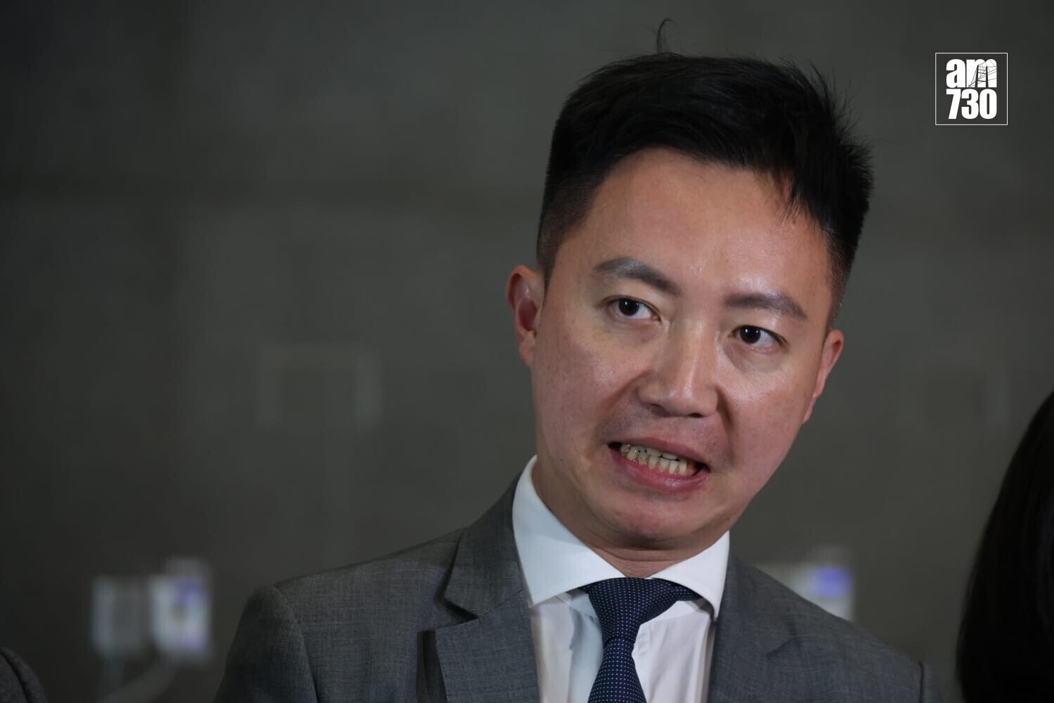 李梓敬（周令知攝）