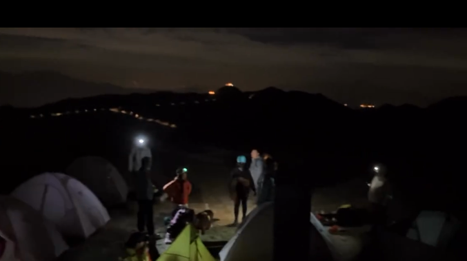 有網民發現，在飛鵝山自殺崖附近的直升機停機坪上，竟搭建數個帳篷。(Threads)