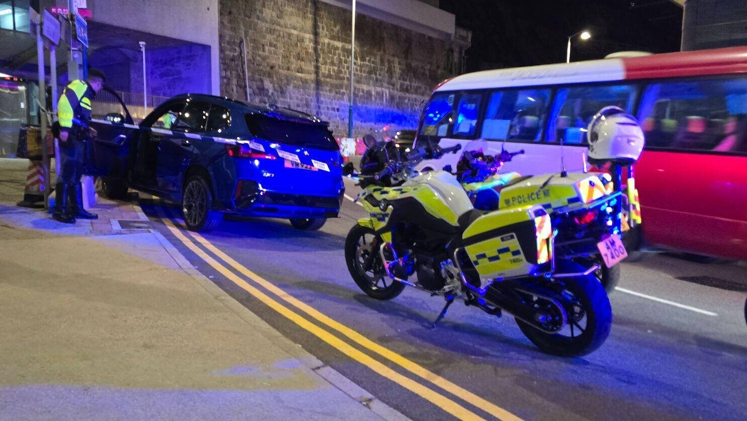 其中一輛私家車撞向欄杆。(Facebook「西環變幻時」)