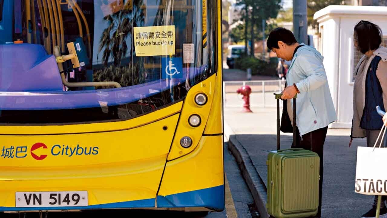 陳恒鑌建議當局可在半年後檢討安全帶法例。(資料圖片)