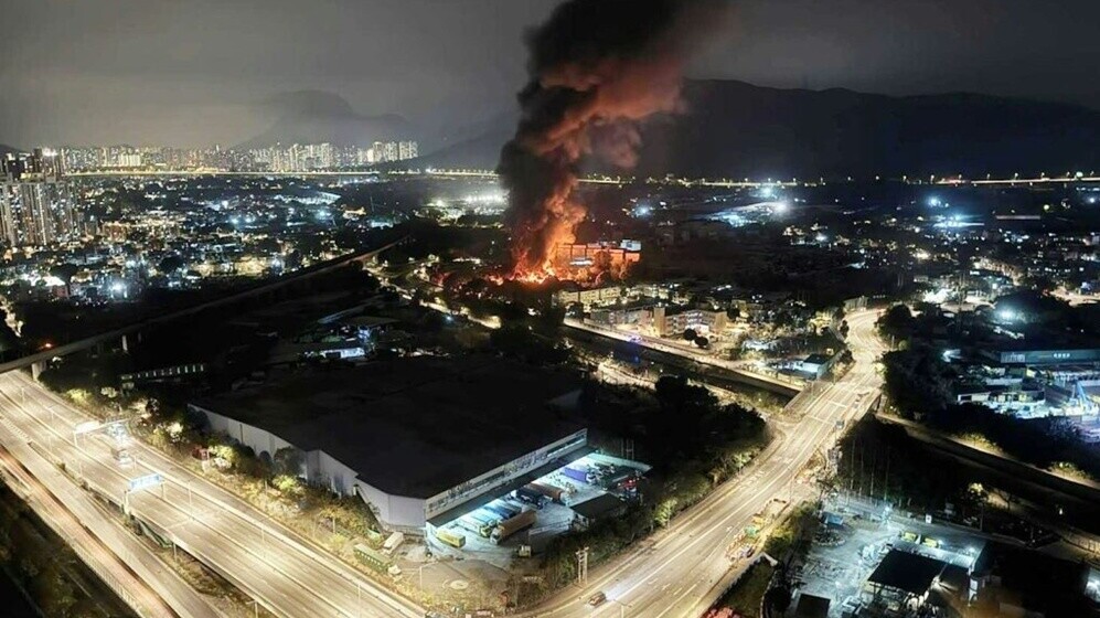 元朗沙洲里村倉庫起火一度傳出爆炸聲，約190居民漏夜疏散。(FB/盡在天盛苑)