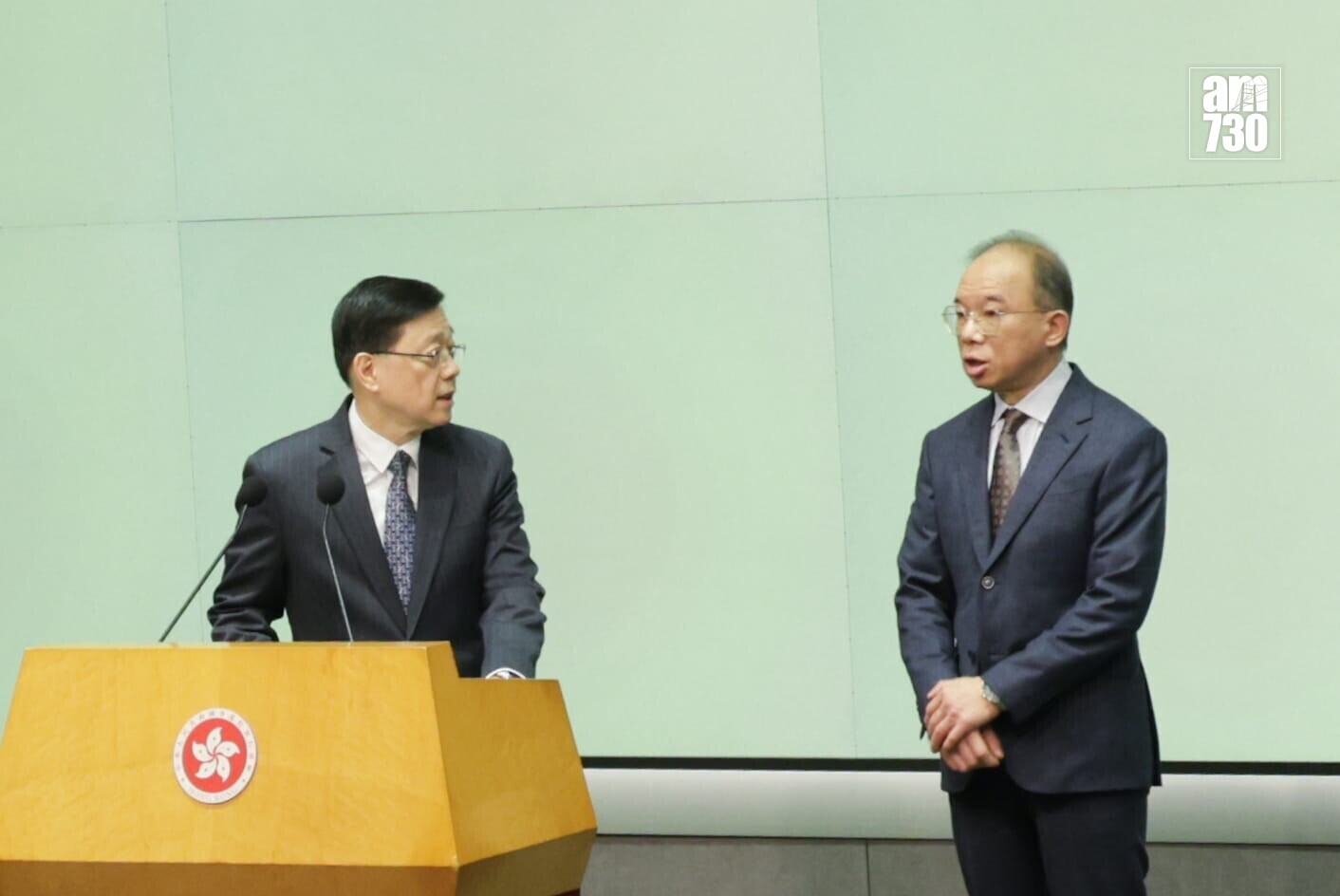 曾國衞(右)因健康理由請辭政制及內地事務局局長一職。(吳康琦攝)