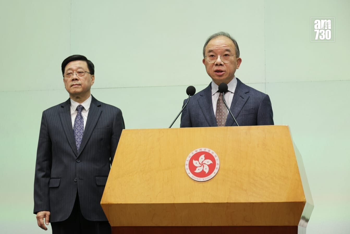 曾國衞(右)因健康理由請辭政制及內地事務局局長一職。(吳康琦攝)