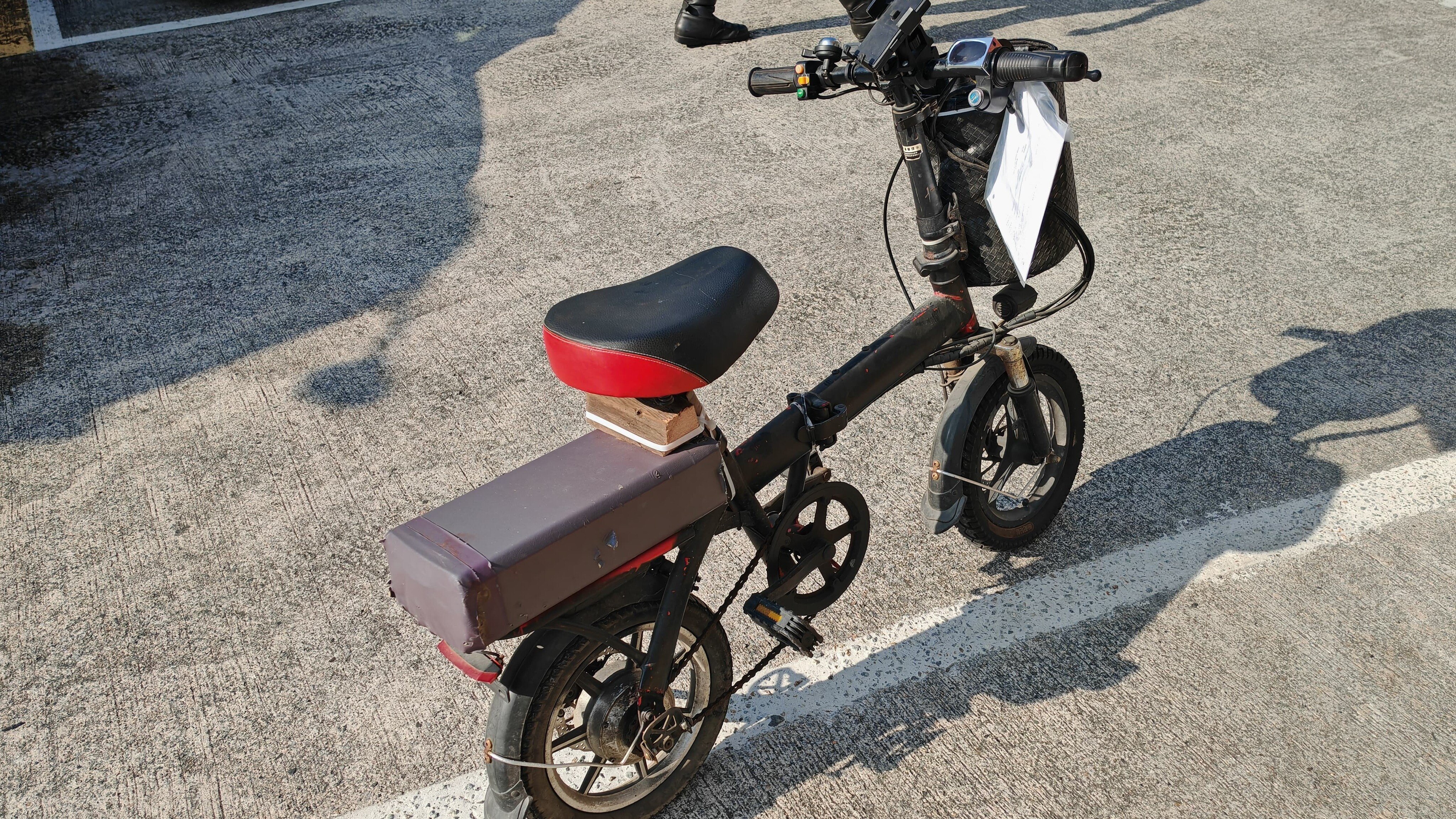 警大嶼山打擊非法電動單車，拘2人扣查2車。(警方圖片)