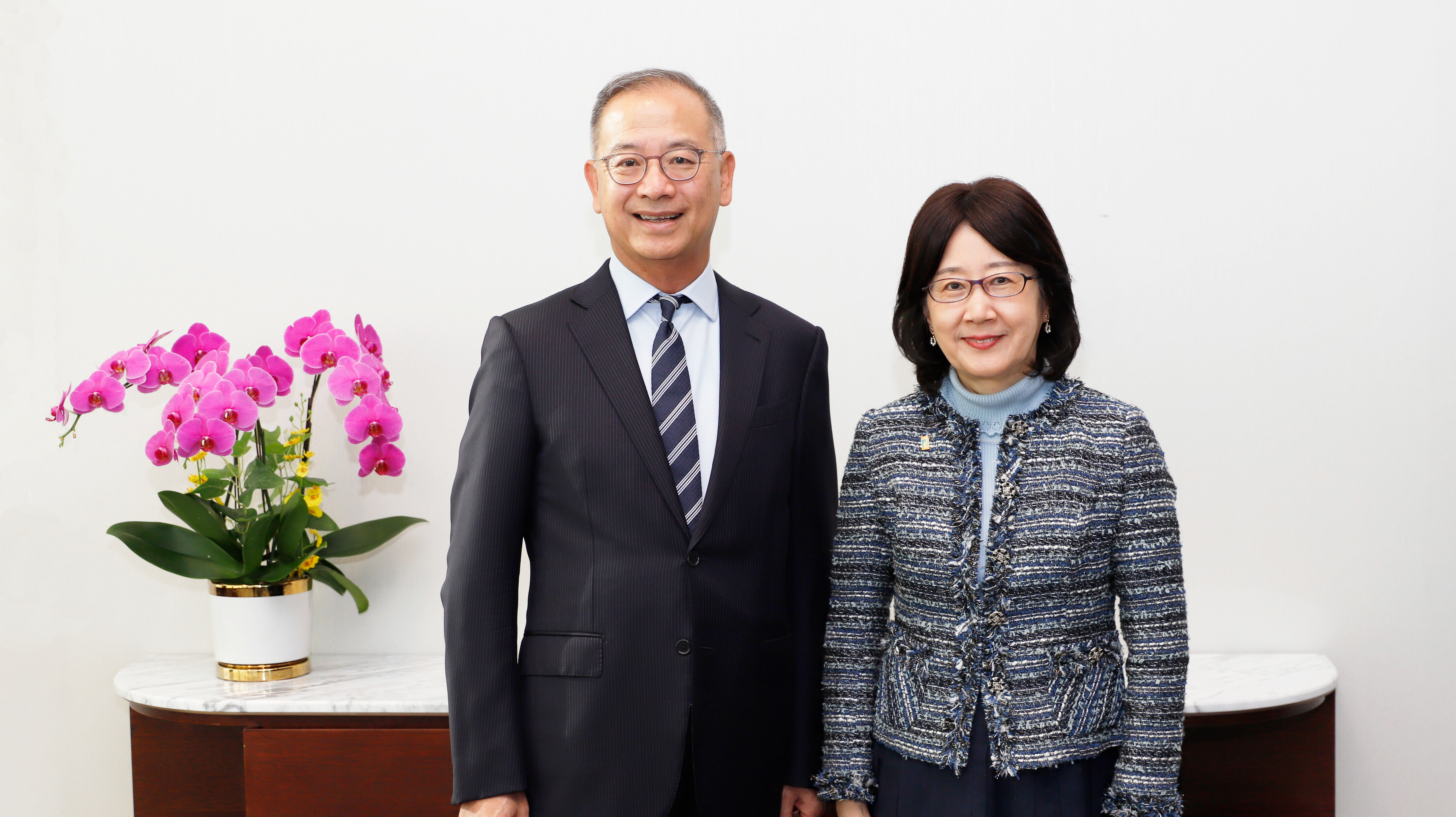 香港金融管理局總裁余偉文與個人資料私隱專員鍾麗玲。(政府新聞處)