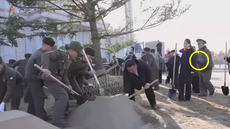 北韓高官「大膽」拍背催促金主愛，恐觸怒金正恩。(YouTube)