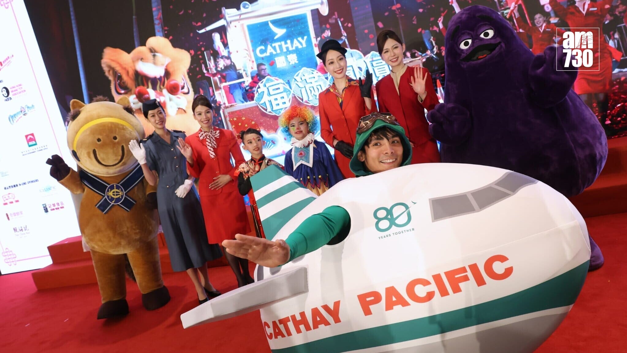 賀歲花車巡遊大年初一登場　12花車巡遊尖沙咀 中外表演團隊同場獻技 (林俊源攝)