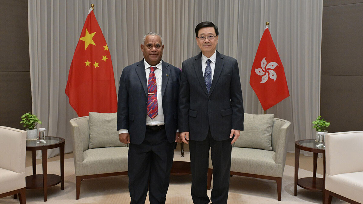 李家超(右)與喬撒姆・納帕特會面。(政府新聞處)