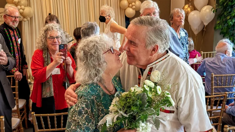 費爾德曼再次「嫁給」丈夫，場面感人。(互聯網)