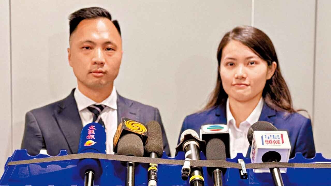 曾健華(左)及梁尉瑩簡介反詐騙及反洗黑錢行動成果。