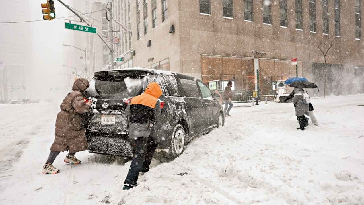 紐約市有汽車在風雪中死火。(路透社)