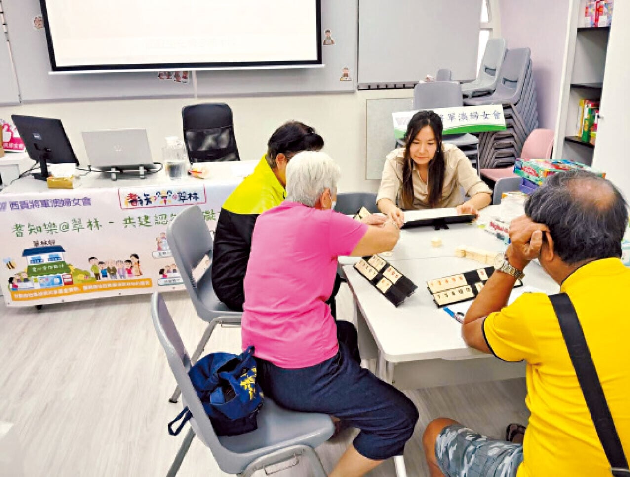 長者們在六藝聚腳點一起玩魔力橋，既健腦又促進鄰里關係。