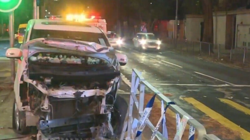 九龍塘電動車遭撞前10米，七人車剷上安全島司機棄車而逃。(有線新聞截圖)