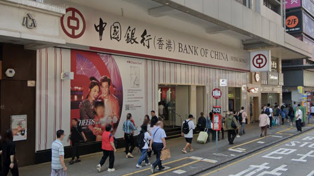 男子旺角櫃員機入鈔遇劫失5萬元及擦傷，警追緝非華裔賊。(Google街景截圖)