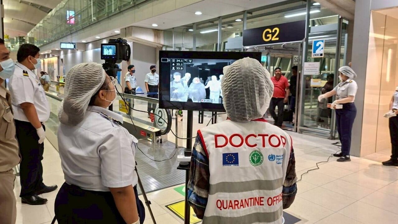 印度東部的西孟加拉邦近期出現尼帕病毒疫情，圖為泰國新曼谷國際機場防疫人員檢查旅客體溫。（美聯社）