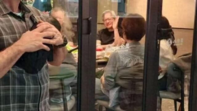 輝達行政總裁黃仁勳訪華之旅在深圳「打邊爐」。(深圳特區報)