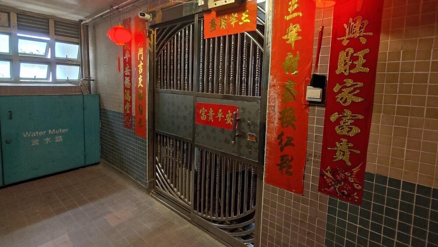 秀茂坪居屋曉麗苑旗下法團第八屆管委會譴責其中一單位業主，指其在公共走廊天花食水喉管懸掛個人物品，並在屋外接駁有電力裝置的燈籠。(曉麗苑法團第八屆管委會fb)