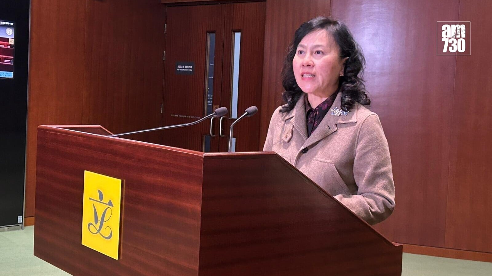 陳美寶指在安全帶修例實施一段時間後會檢討，改善安全帶設計清潔等（陳芷晴攝）