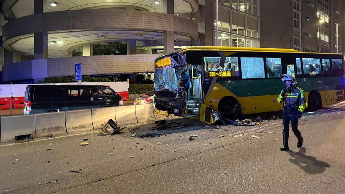 一輛珀麗灣居民巴士在青衣與一輛旅遊巴相撞。(網民Yau Lam@FB群組「青衣街坊吹水會」)
