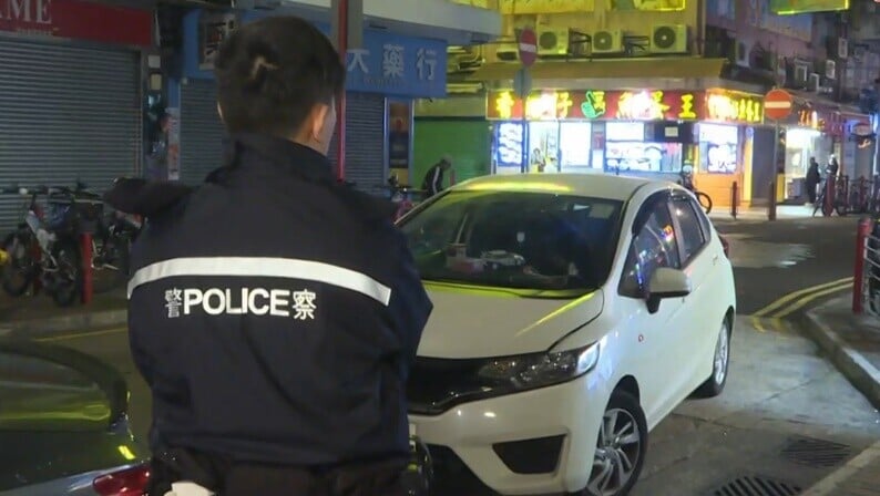 警方油麻地截查路邊車檢大麻及冰毒，男司機女乘客被捕。(有線新聞截圖)