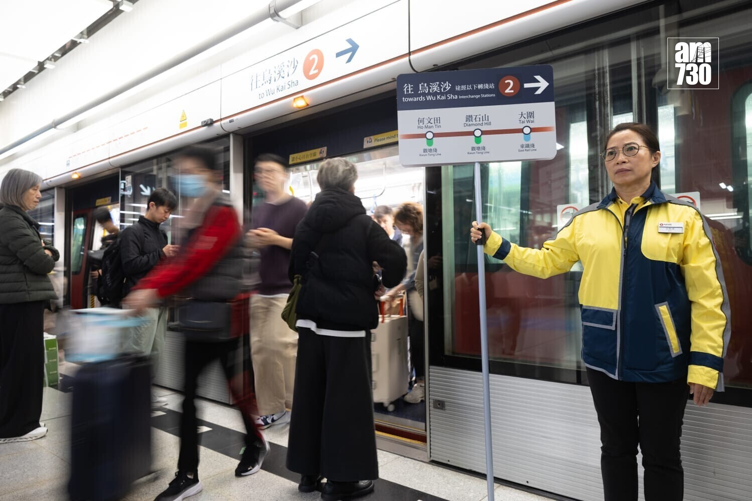 屆時紅磡站屯馬綫月台將有職員舉起大型指示牌。(蘇文傑攝)