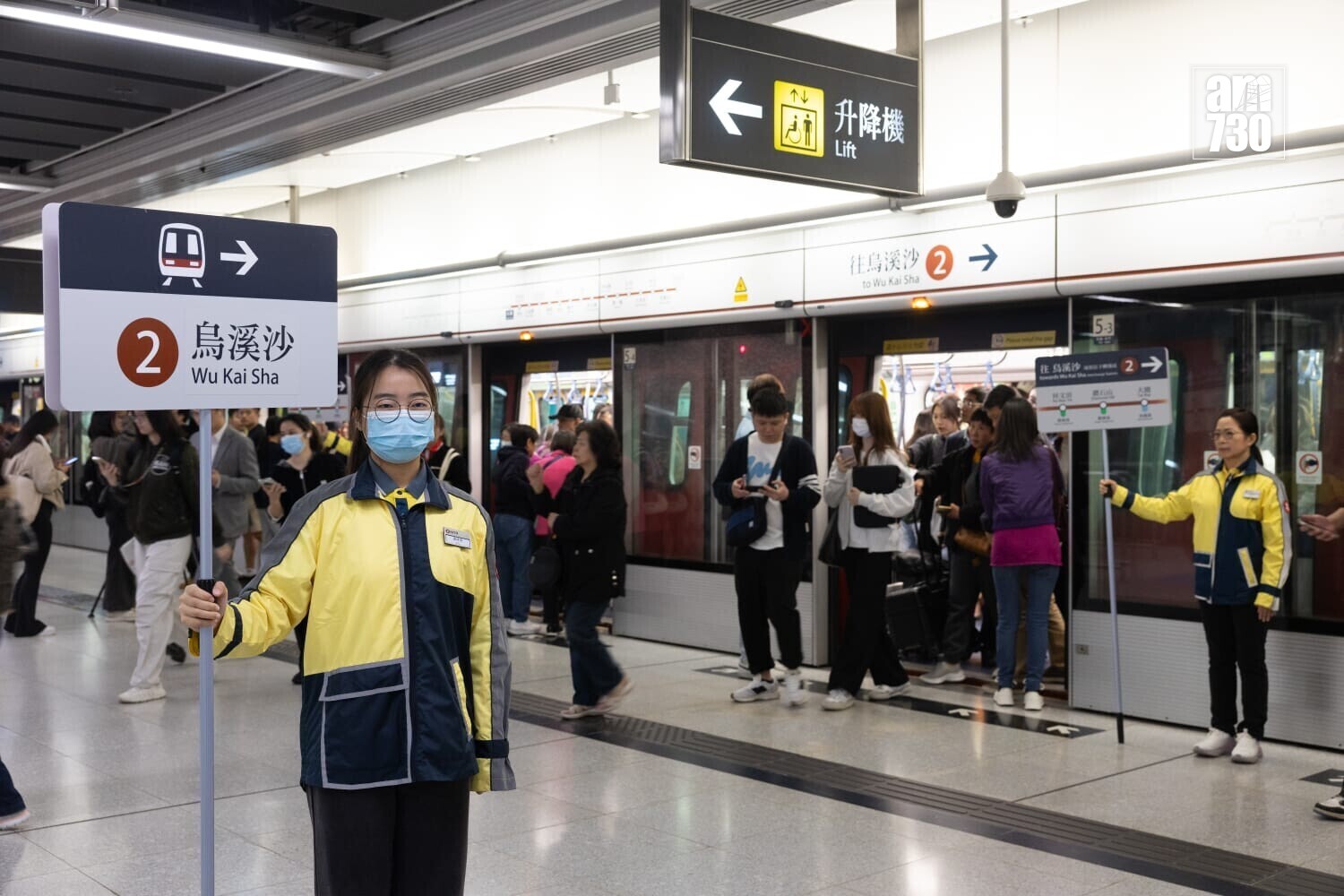 屆時紅磡站屯馬綫月台將有職員舉起大型指示牌。(蘇文傑攝)