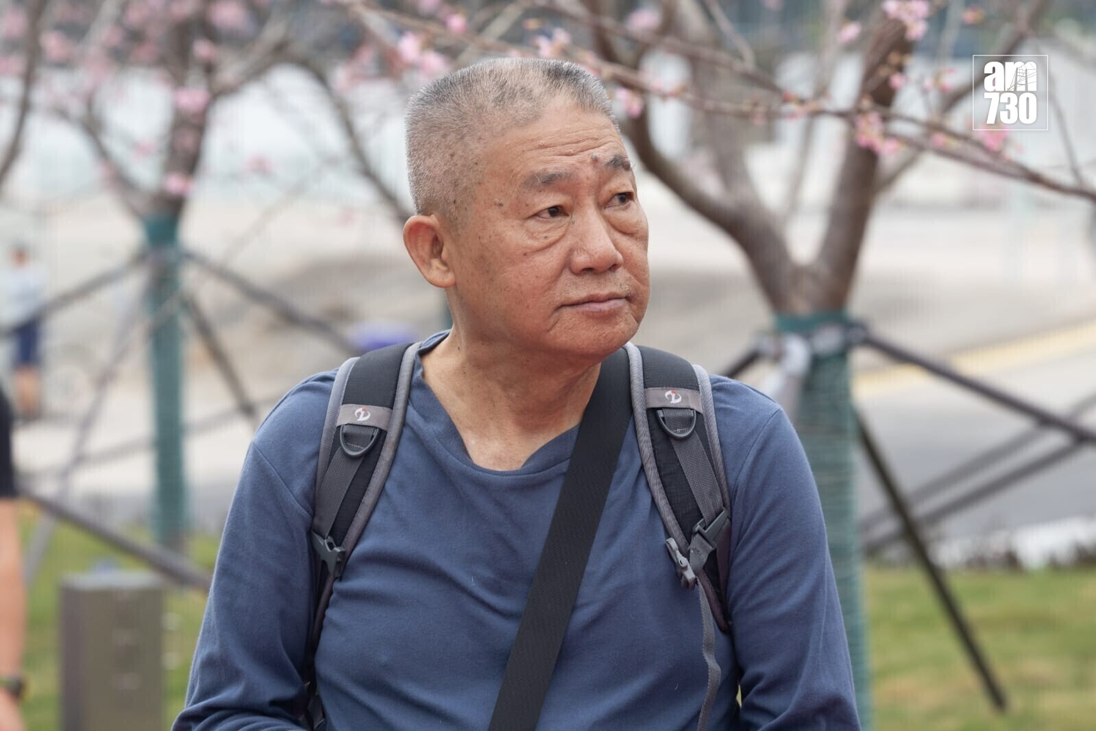 馮先生稱「啲花靚咪過嚟睇囉」，又支持機管局種植更多櫻花。(蘇文傑攝)