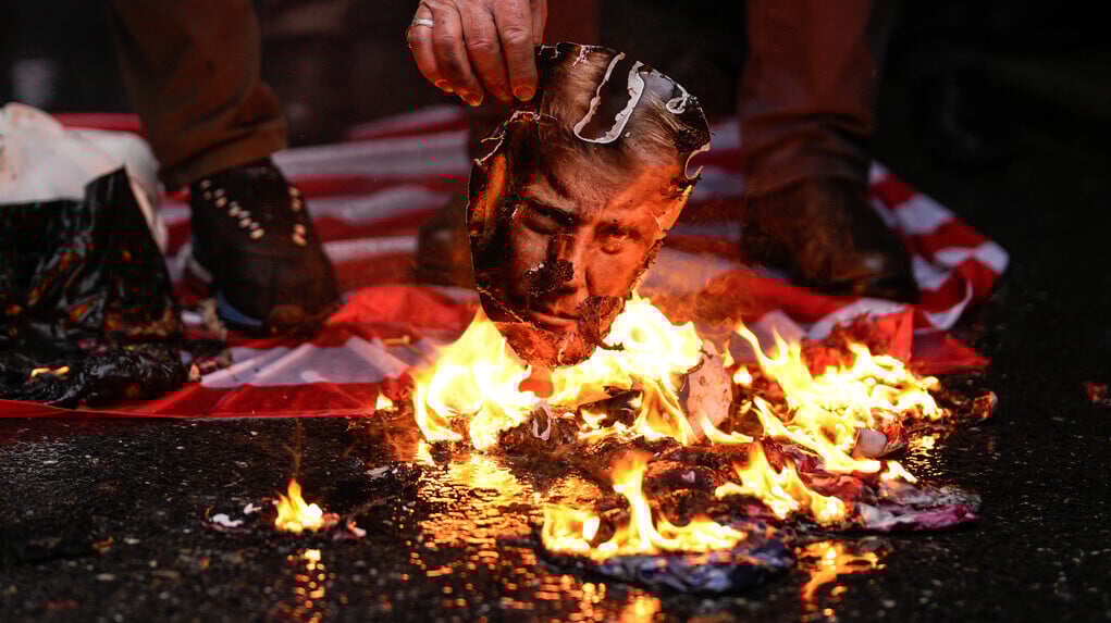 國際關注美方隨時向伊朗動武，圖為土耳其日前爆發反美示威。(美聯社)