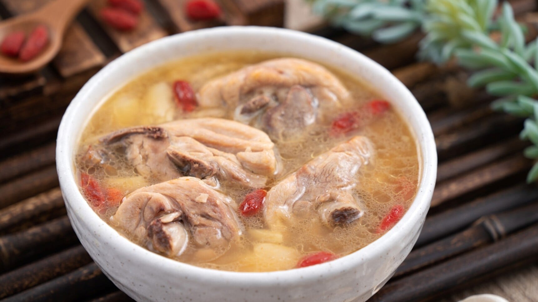 現在「坐月」飲食除了藥膳補湯外，更強調均衡營養的重要性，只要掌握以下六大原則，能有效幫助產婦安心調養、健康恢復體態。