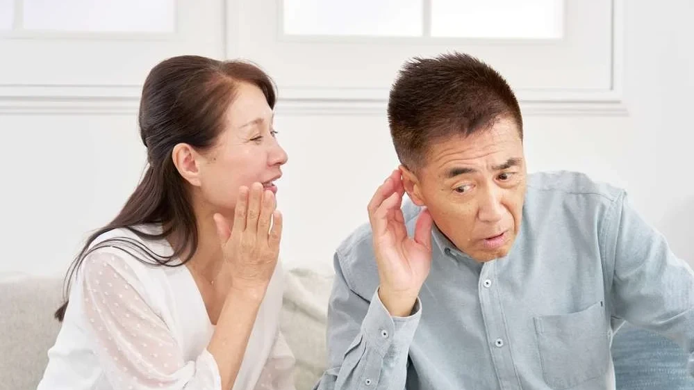 慢性中耳炎不可輕視，若耳朵長期流膿、反覆發炎，或伴隨聽力下降、耳脹疼痛等症狀，應立即就醫。