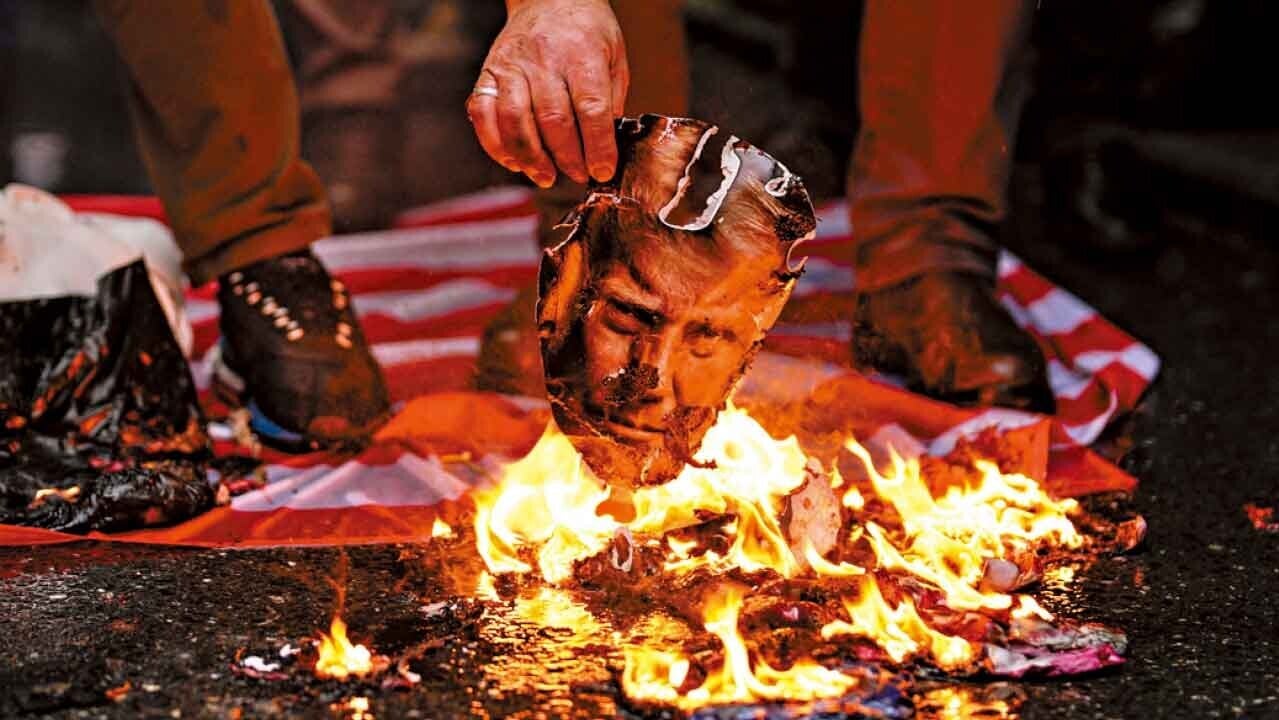 國際關注美方隨時向伊朗動武，圖為土耳其日前爆發反美示威。(美聯社)