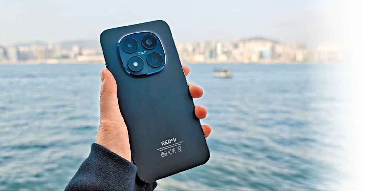 REDMI Note 15 Pro 5G平面設計的機背如磨砂般的順滑手感