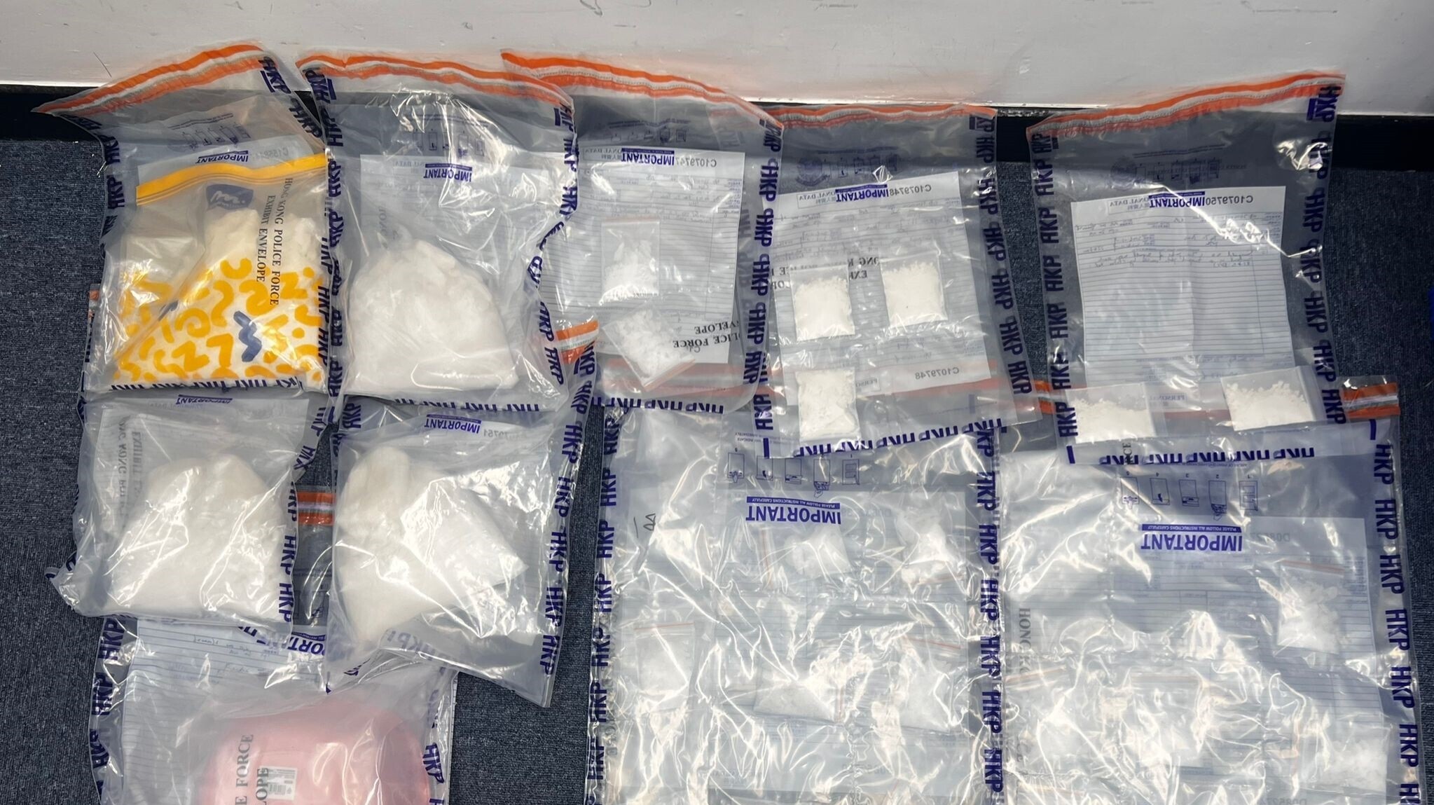 新田村屋及私家車藏270萬元冰毒，32歲男被捕。(警方圖片)