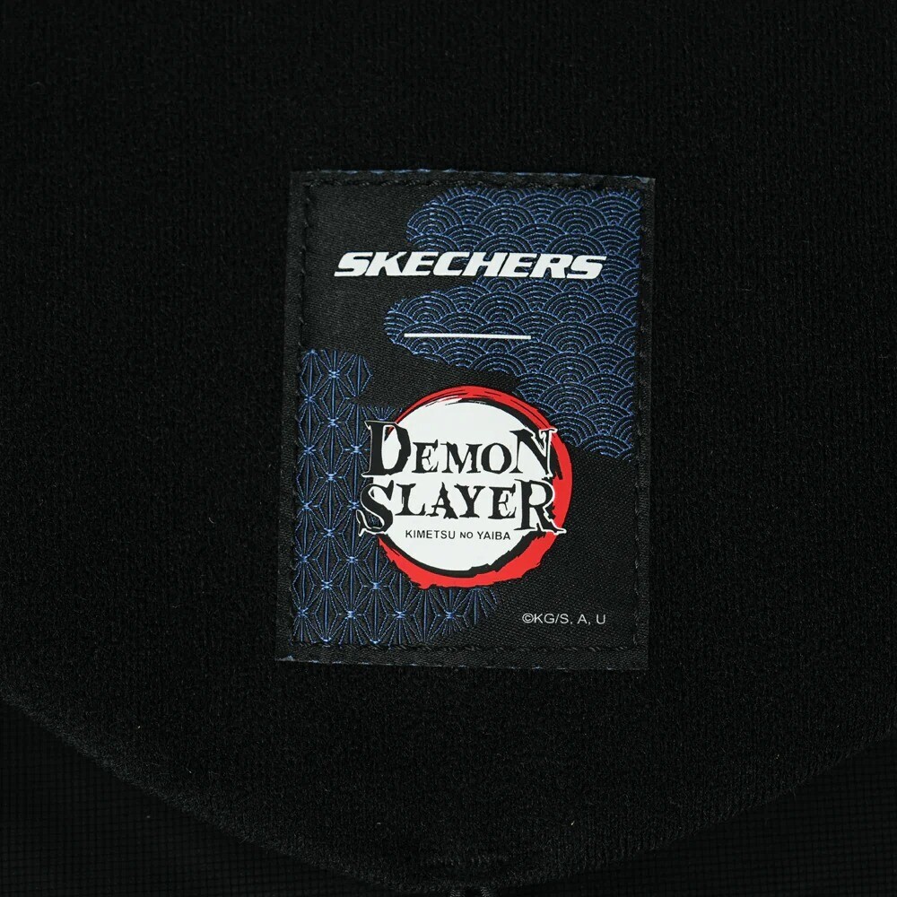 凡於SKECHERS專門店購買一對SKECHERS x《鬼滅之刃》聯乘鞋款,即可獲得SKECHERS獨家《鬼滅之刃》角色神秘卡包乙包。卡包內隨機收錄3張《鬼滅之刃》角色卡