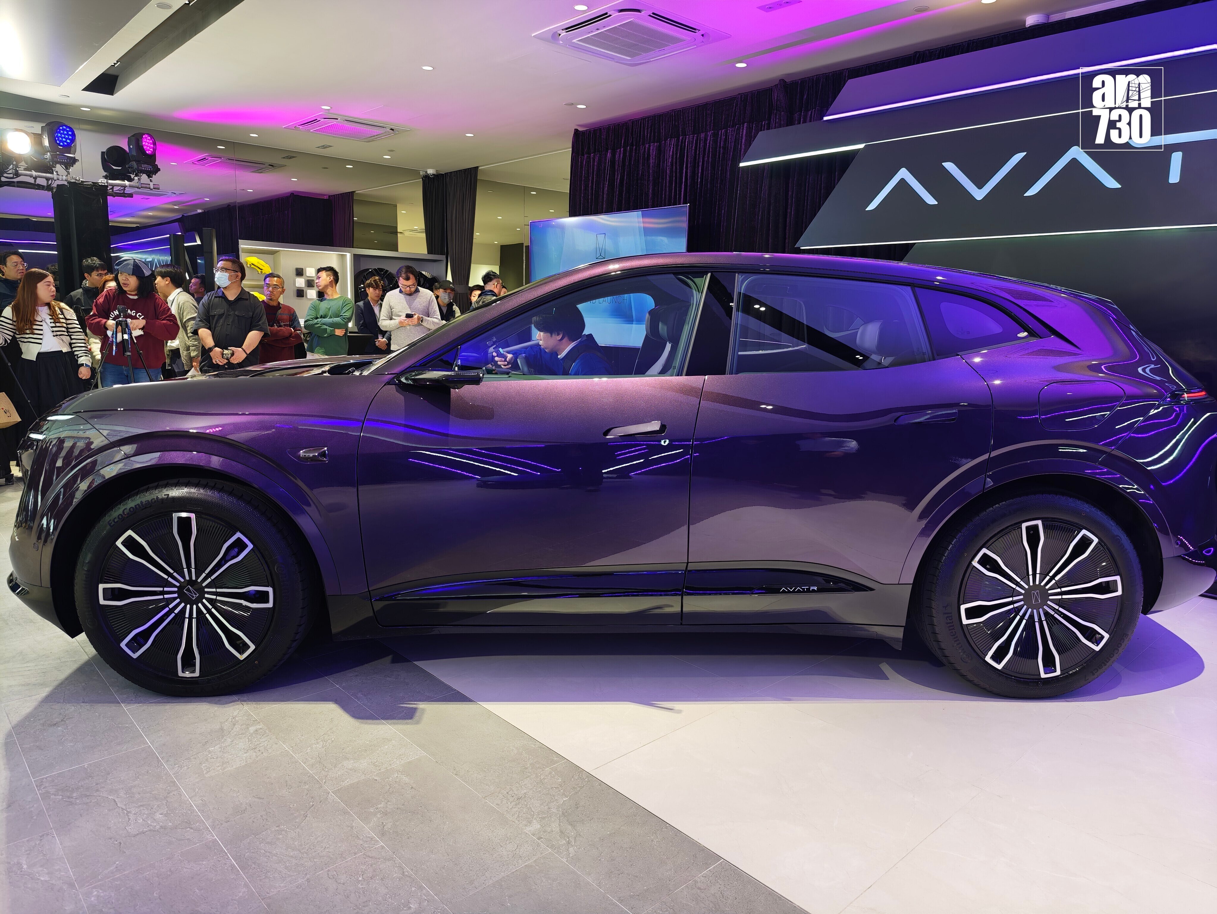 電動車｜AVATR 07車門上兩條「引力線」從前後兩輪開始向上延＼伸，交匯於車側面積的正中央並形成「X」字樣，相當靈動。