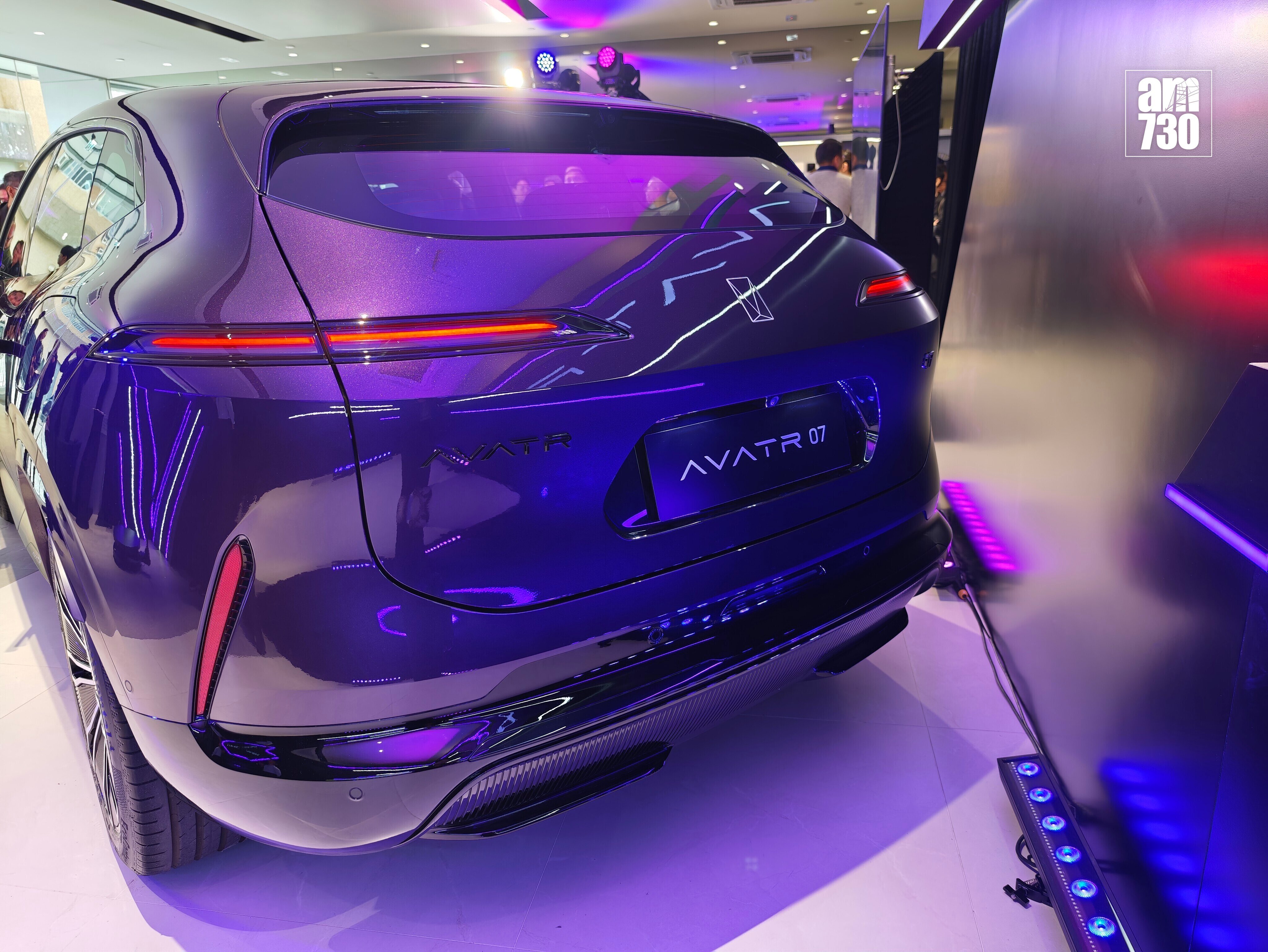 電動車｜AVATR 07車尾寬闊的擾流板從車頂線伸展並將尾窗包裹，雙寬肩設計搭配全LED星軌式流光尾燈。