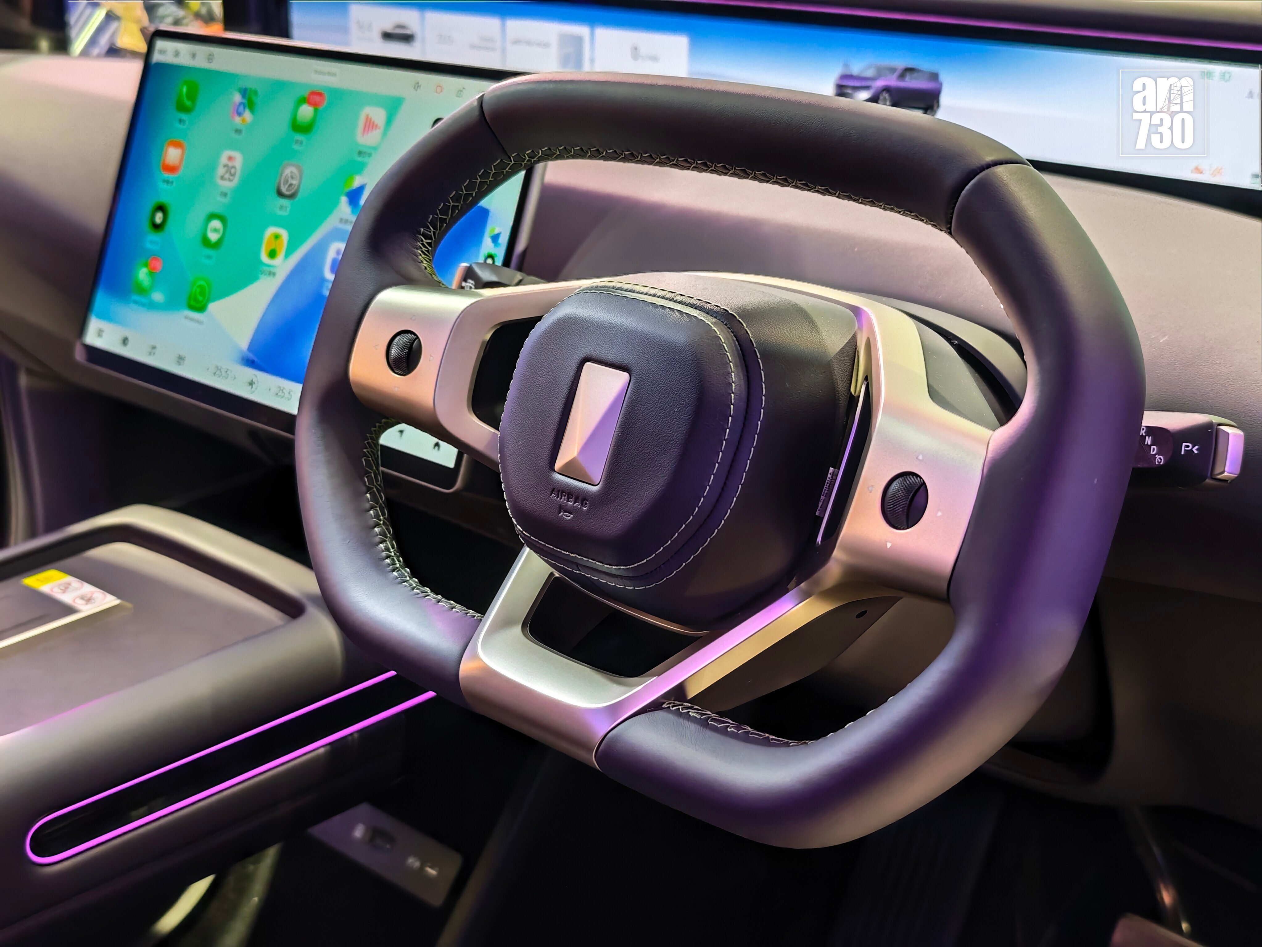 電動車｜八角形軚盤配上兩個球狀旋扭帶來科技感。