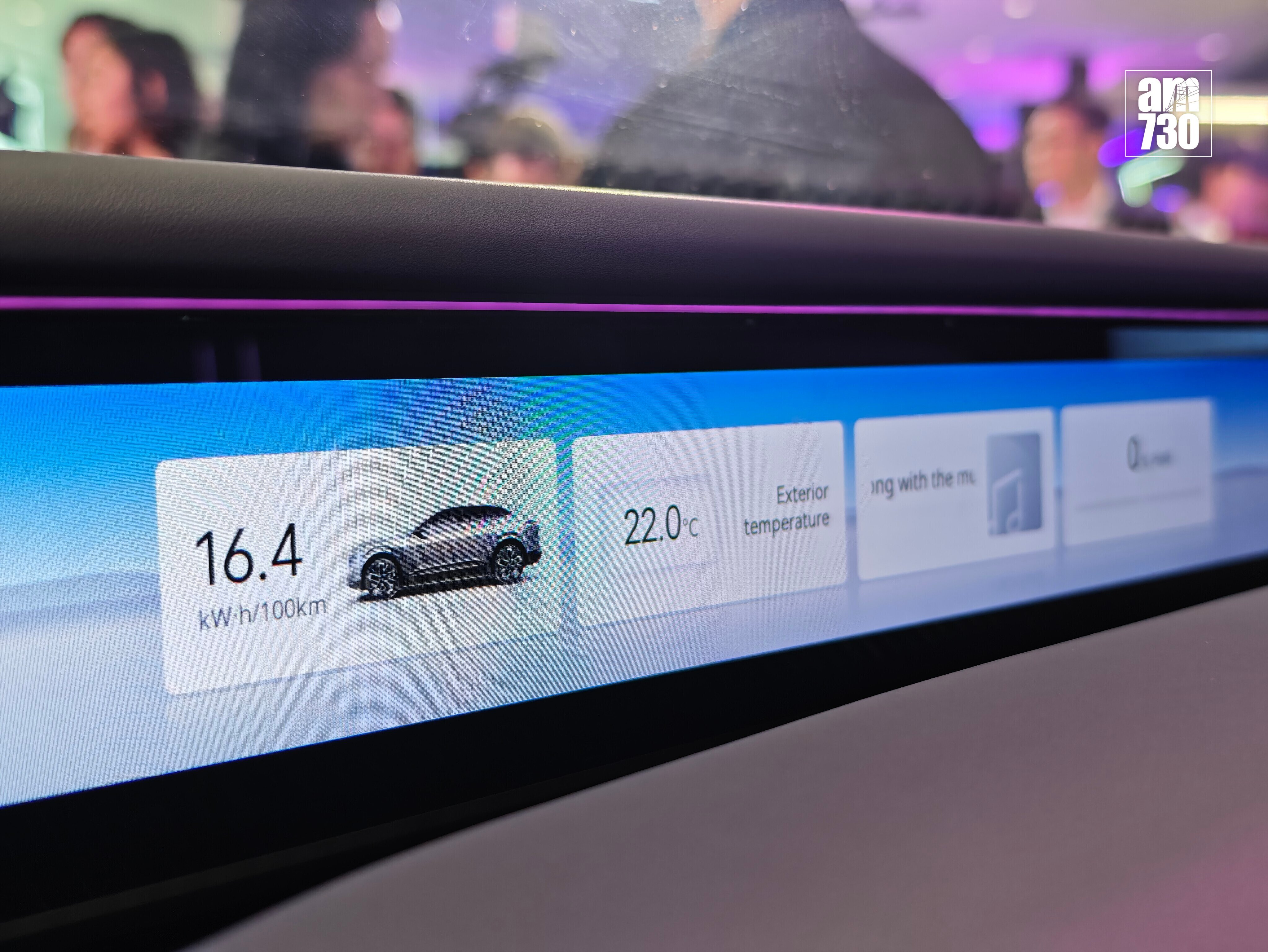 電動車｜全景環迴屏幕貫穿式一體設計橫跨主副駕。