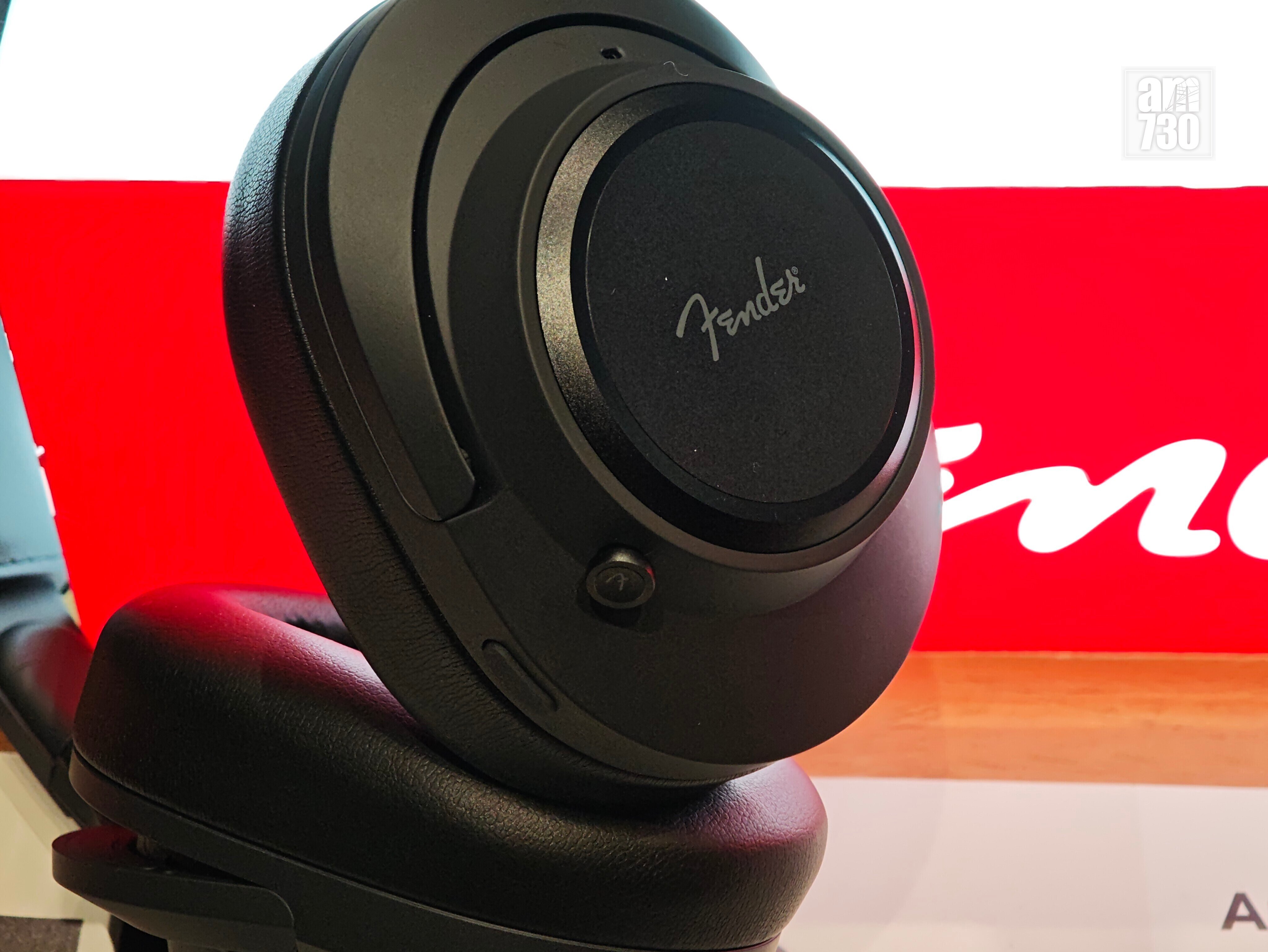 Fender Audio MIX耳機上設有五方向實體Joystick型操作鍵。