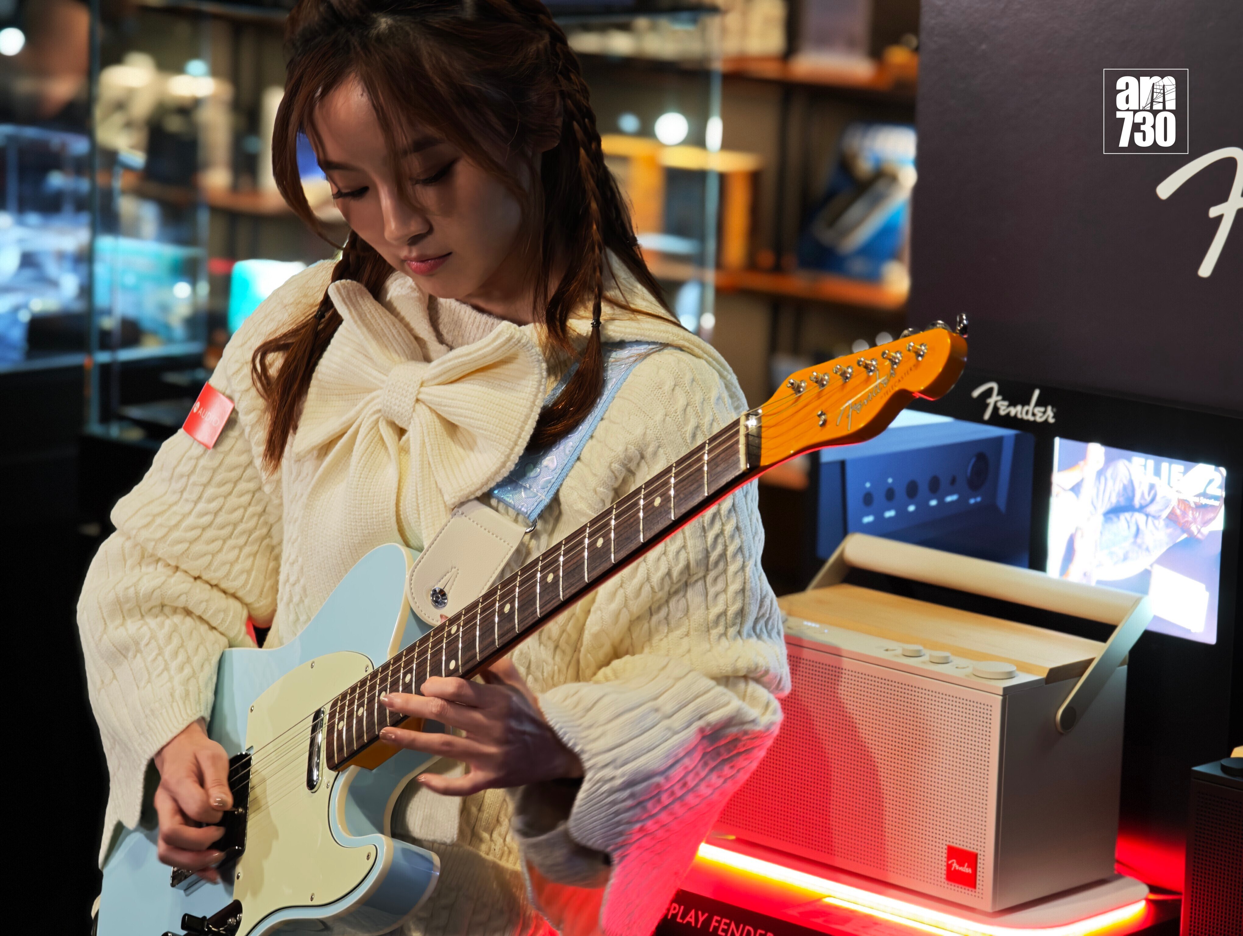 發布會請來藝人羅毓儀即席表演試用Fender Audio ELIE 12。