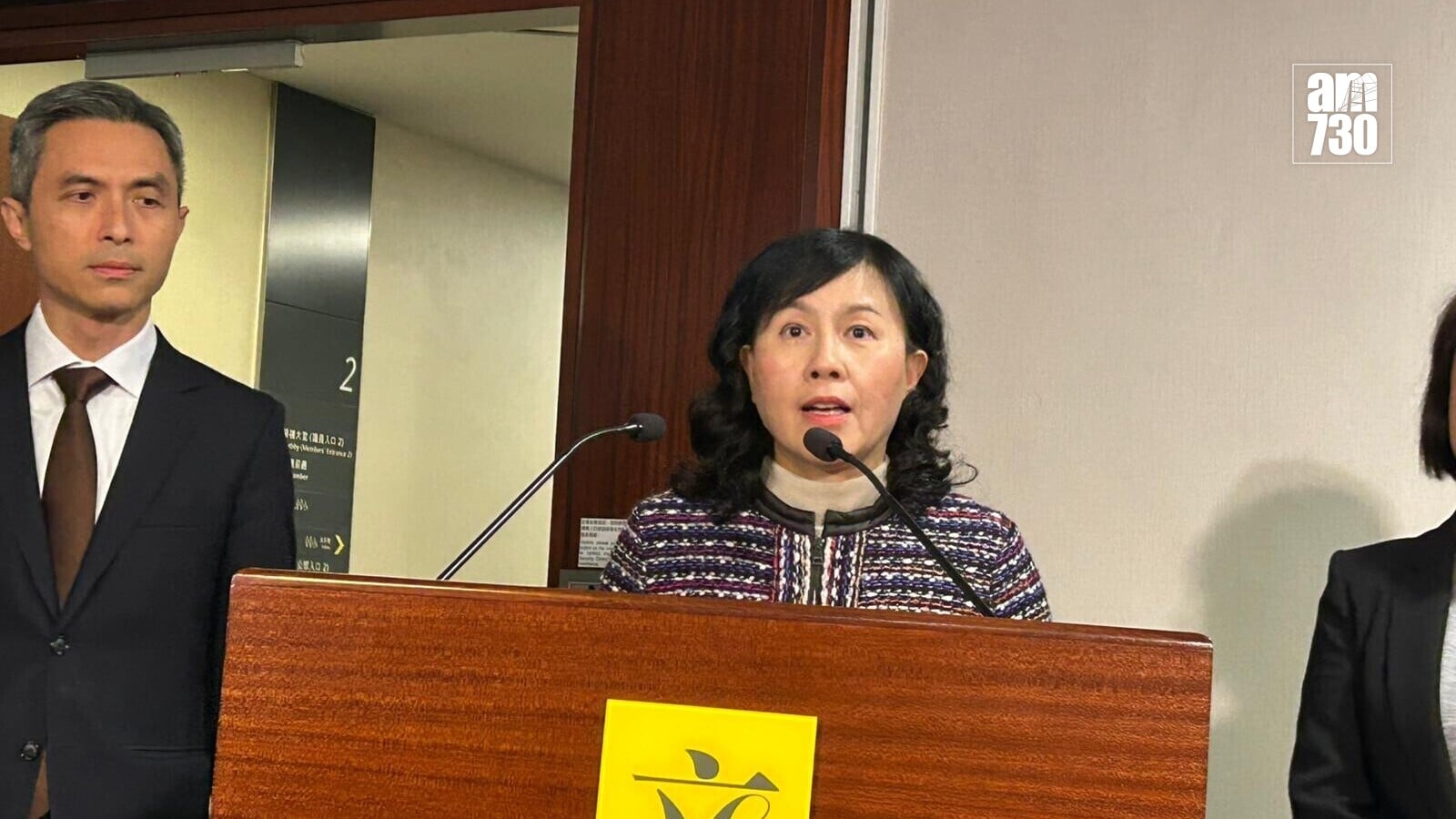 運輸及物流局局長陳美寶承認條文有不足之處，未能完全反映立法原意，將刪除有關強制佩戴安全帶的條文（陳芷晴攝）