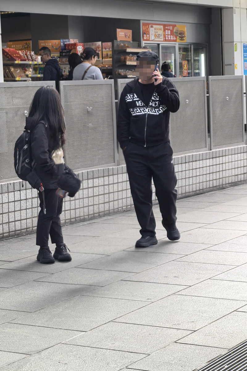 網上有帖文表示,東涌東薈城外有人疑偽冒衞生署控煙酒辦執法。(網上圖片)