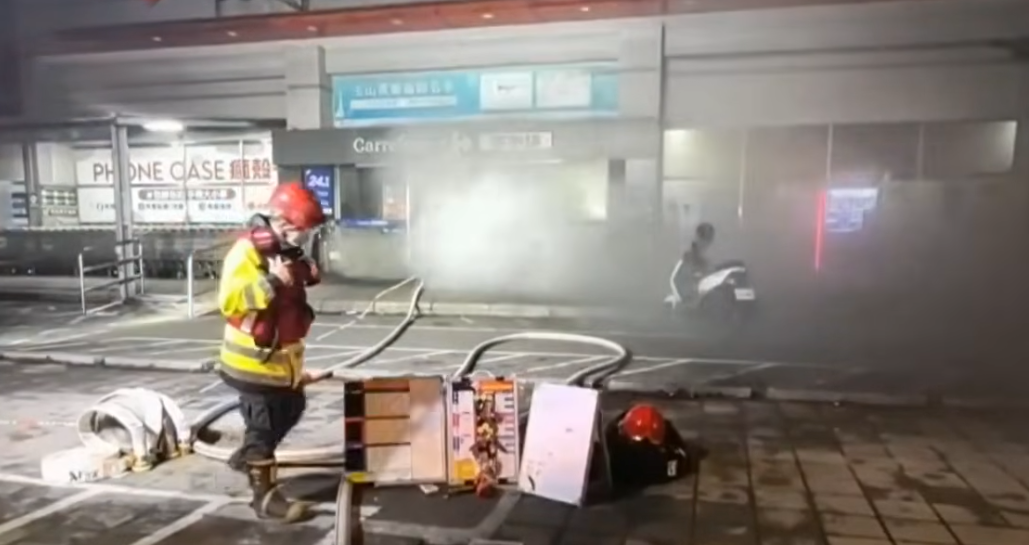 台灣桃園市一名22歲男子於2023年與友人赴法資連鎖超市家樂福中原店閒逛時,因一時貪好玩以打火機點燃殺蟲劑噴霧引發大火,導致該店停業近半年(影片截圖)