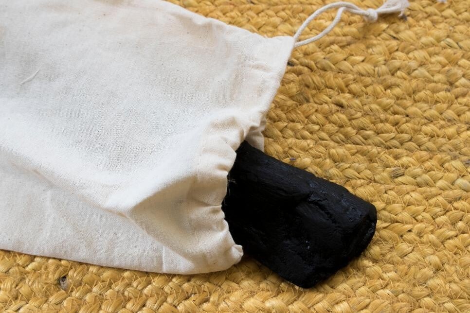 可以用竹炭自製成防潮袋。