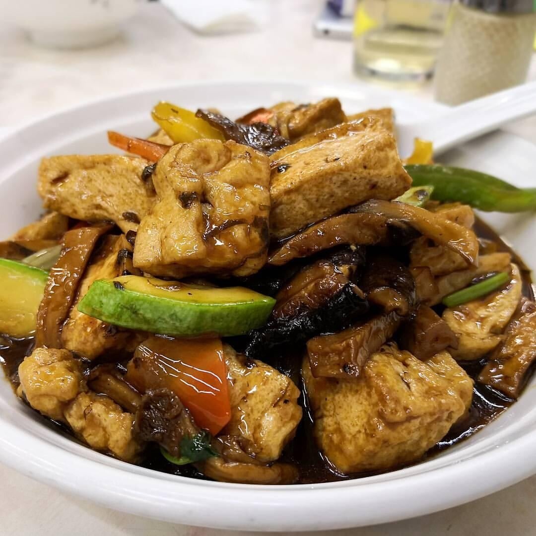 店舖晚上也有供應素食小炒，是區內少有的素菜選擇。（相片來源：instagram：leicasimon）